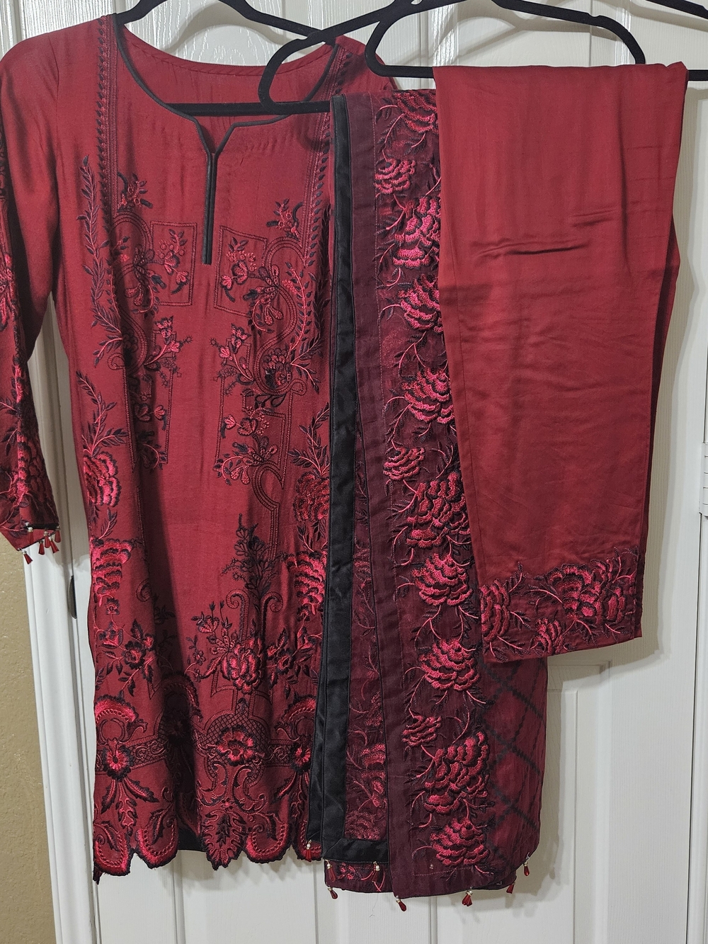 Pakistani 3 Piece Kameez Shalwar Dupatta - Elegant Floral Detailing